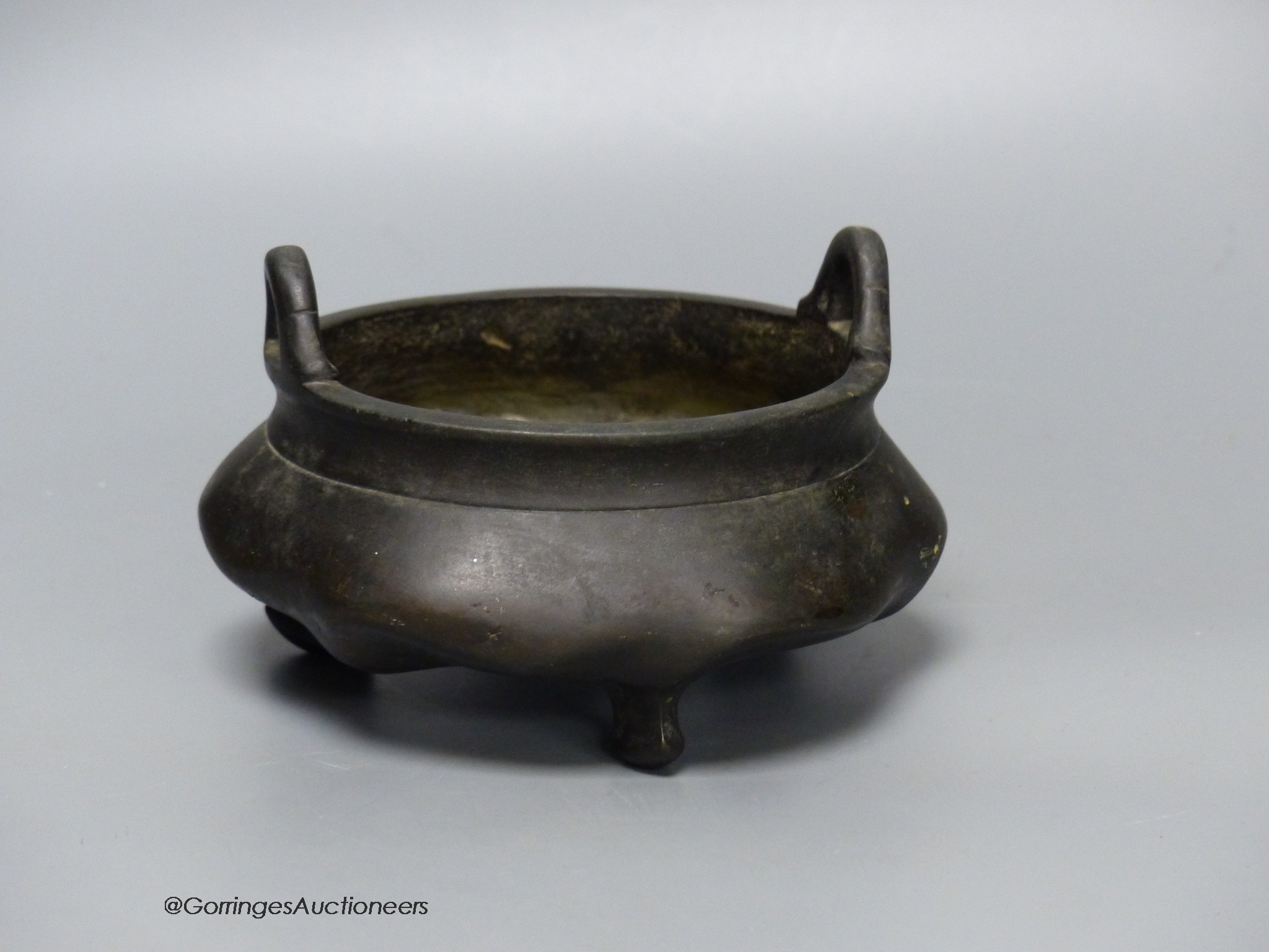 A Chinese bronze censer, Xuande mark, Qing dynasty, 13cm diameter